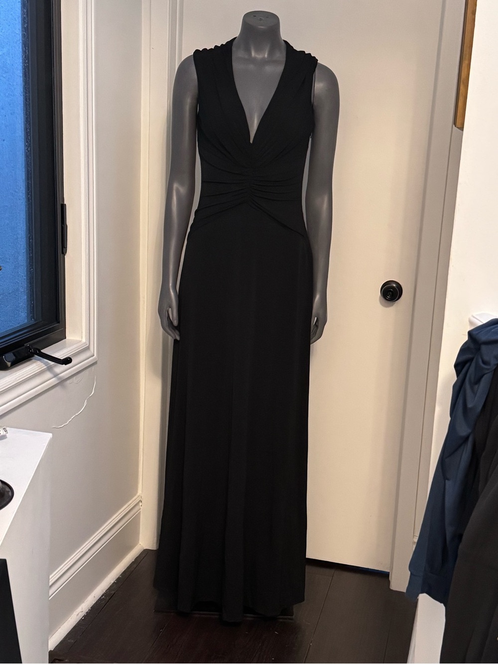 Laundry By Shelli Segal Black Sleeveless V-Neck Gown
